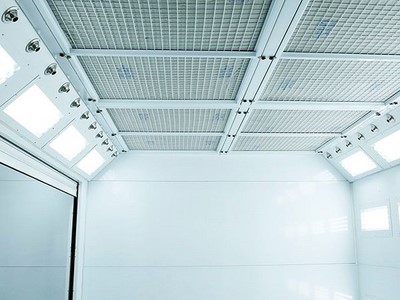 O sistema de aceleração de ar montado no teto integra caixa de luz, luminárias e duto de ar, os sopradores são montados no forro do teto.
